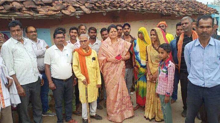 जनजातीय कार्य मंत्री ने बरबसपुर में ग्रामीणों से की मुलाकात